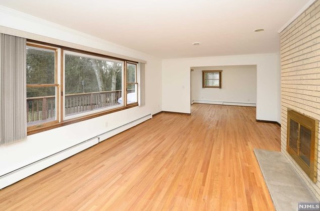 589 Barr Ct, Westwood NJ  07675-6052 exterior