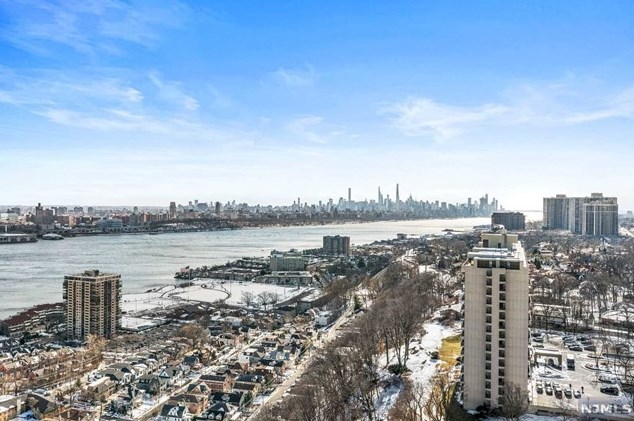 5 Horizon Rd, West Fort Lee NJ  07024-6602 exterior