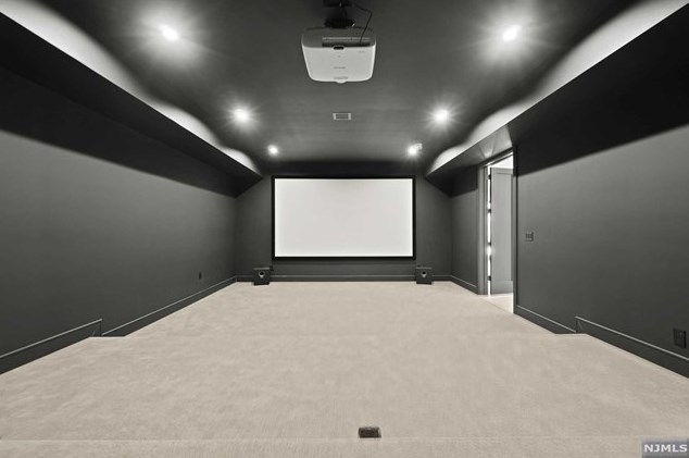 68 Ridge Rd, Tenafly NJ  07670-2324 exterior