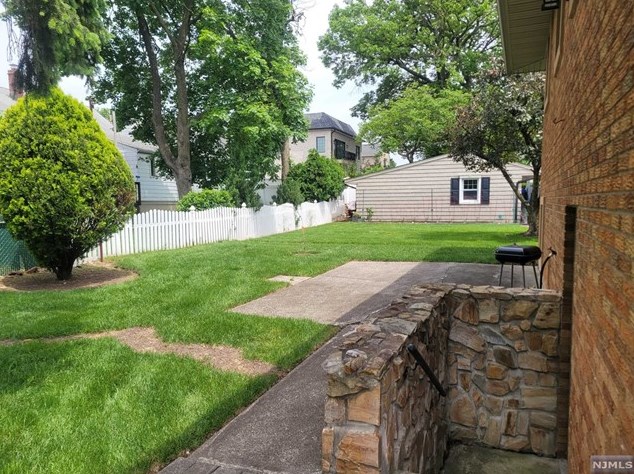 1057 Fairview Ln, West Fort Lee NJ 07024-1537 exterior