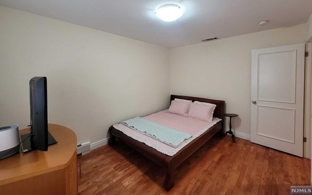 1057 Fairview Ln, West Fort Lee NJ 07024-1537 exterior