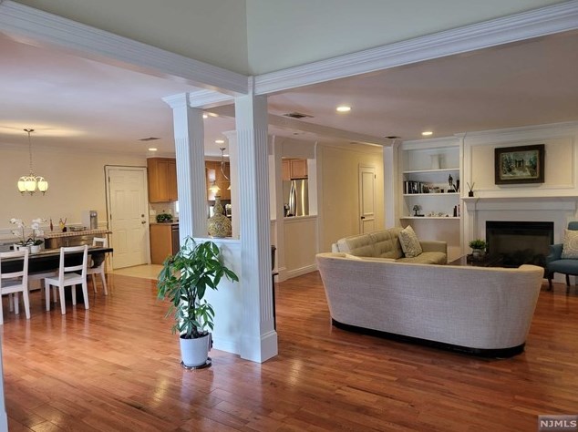 1057 Fairview Ln, West Fort Lee NJ 07024-1537 exterior