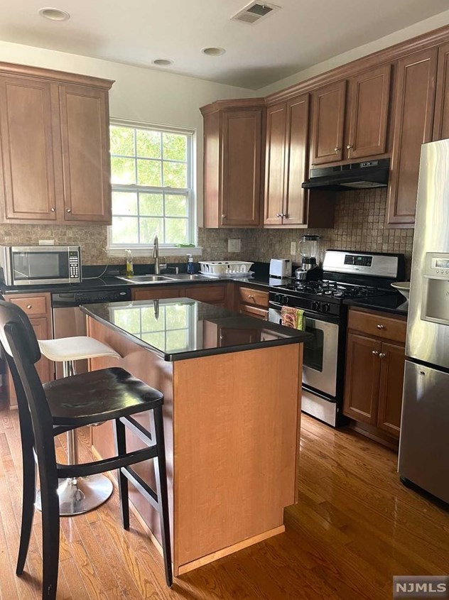 94 Osprey Ct, Secaucus NJ  07094-2935 exterior