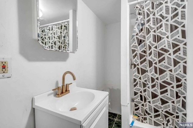 47 Stillman Ave, Bergenfield NJ  07621-1229 exterior