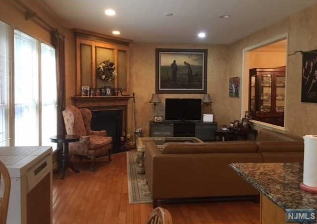 32 Mulberry Ct, Paramus NJ  07652-1360 exterior