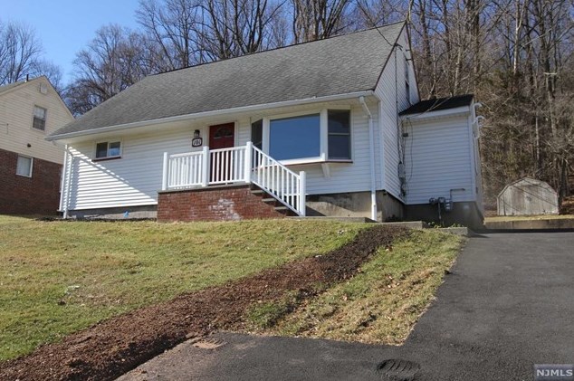 101 Hillside Dr, Paterson NJ  07508-2852 exterior