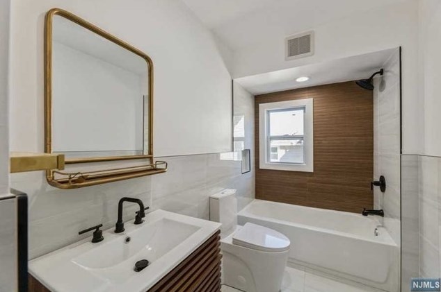 22 Orchard St, Hillsdale NJ  07642-2013 exterior