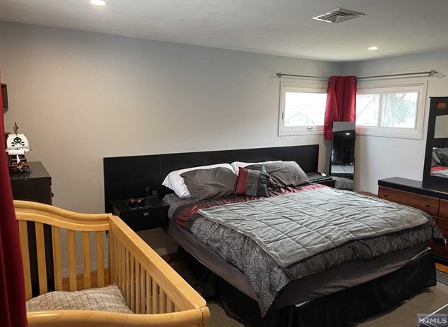 331 Harrison St, Paramus NJ  07652-4603 exterior