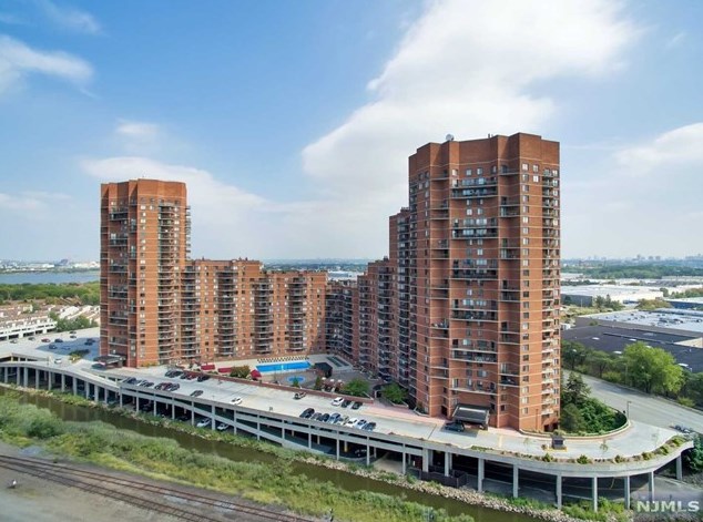 1223 Harmon Cove Tower, Secaucus NJ  07094-1738 exterior