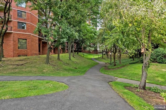 1223 Harmon Cove Tower, Secaucus NJ  07094-1738 exterior