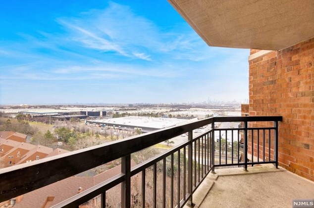 1223 Harmon Cove Tower, Secaucus NJ  07094-1738 exterior