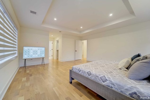 1070 Harvard Pl, West Fort Lee NJ  07024-1630 exterior