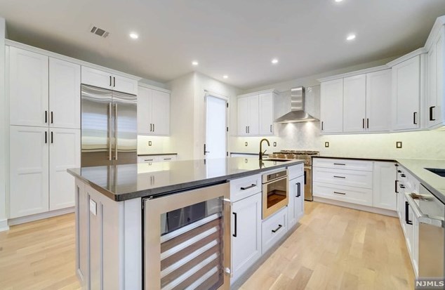 1070 Harvard Pl, West Fort Lee NJ  07024-1630 exterior