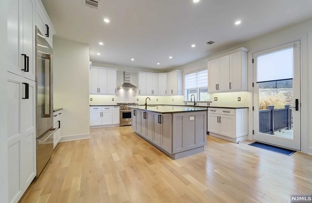 1070 Harvard Pl, West Fort Lee NJ  07024-1630 exterior