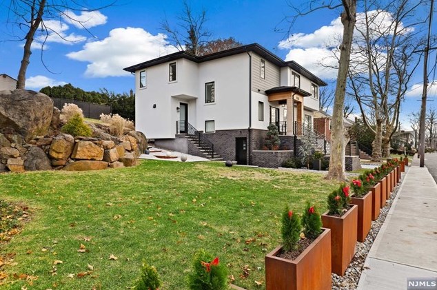 1070 Harvard Pl, West Fort Lee NJ  07024-1630 exterior