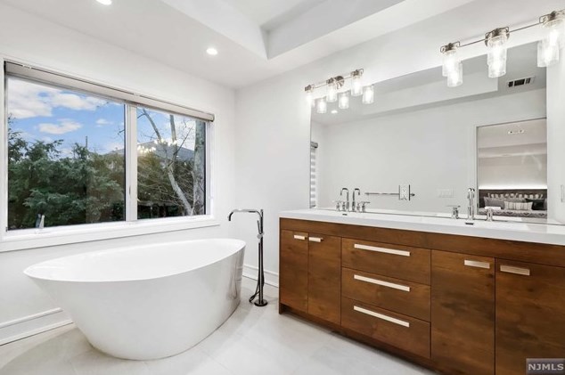 1070 Harvard Pl, West Fort Lee NJ  07024-1630 exterior