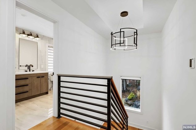 1070 Harvard Pl, West Fort Lee NJ  07024-1630 exterior