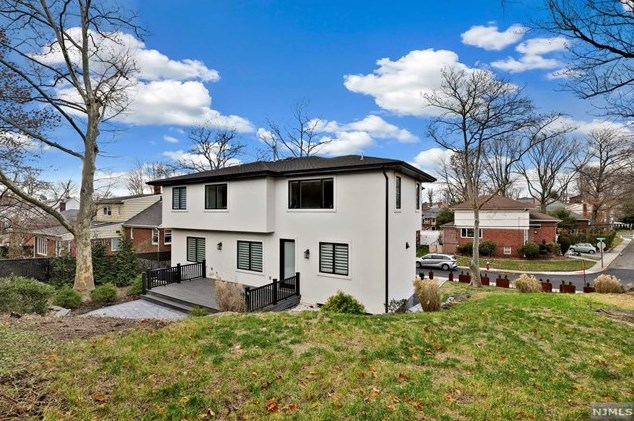 1070 Harvard Pl, West Fort Lee NJ  07024-1630 exterior