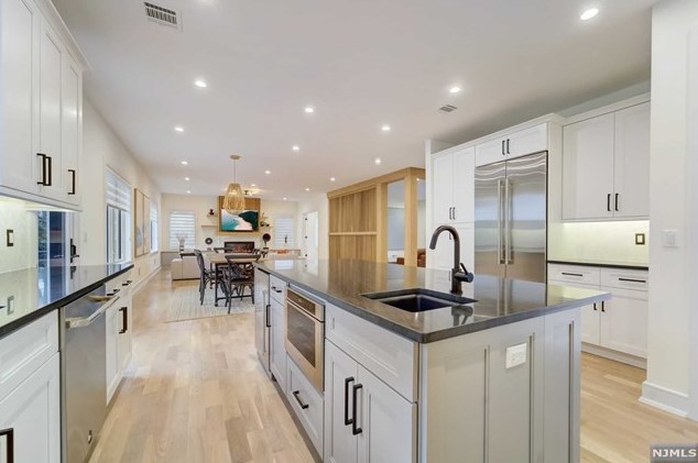 1070 Harvard Pl, West Fort Lee NJ  07024-1630 exterior