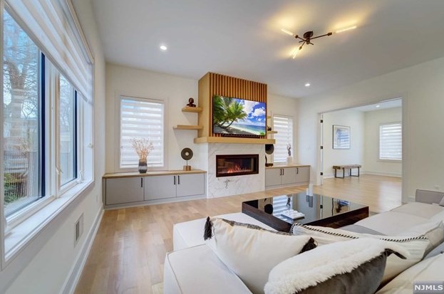 1070 Harvard Pl, West Fort Lee NJ  07024-1630 exterior