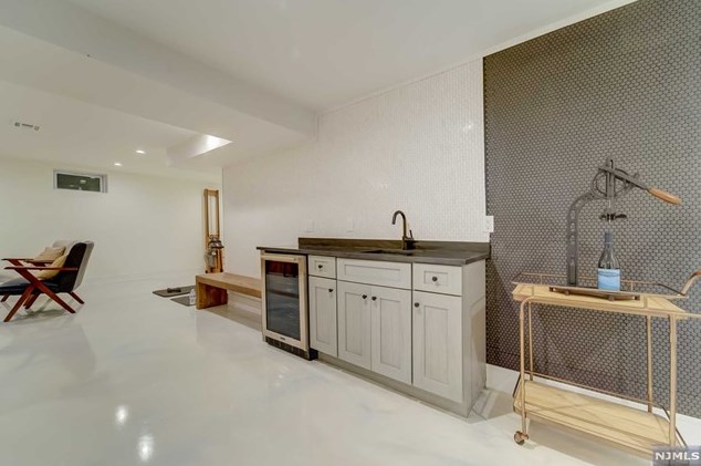 1070 Harvard Pl, West Fort Lee NJ  07024-1630 exterior