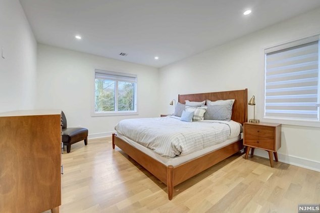 1070 Harvard Pl, West Fort Lee NJ  07024-1630 exterior