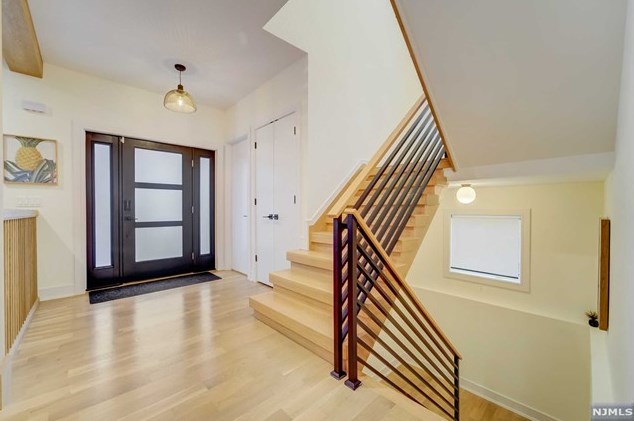 1070 Harvard Pl, West Fort Lee NJ  07024-1630 exterior