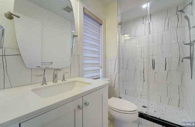 1070 Harvard Pl, West Fort Lee NJ  07024-1630 exterior