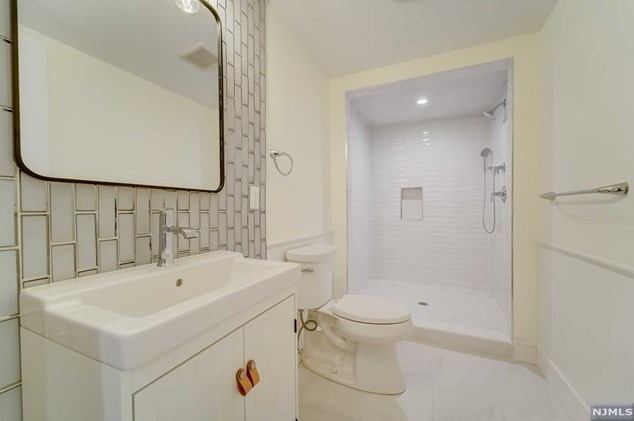 1070 Harvard Pl, West Fort Lee NJ  07024-1630 exterior