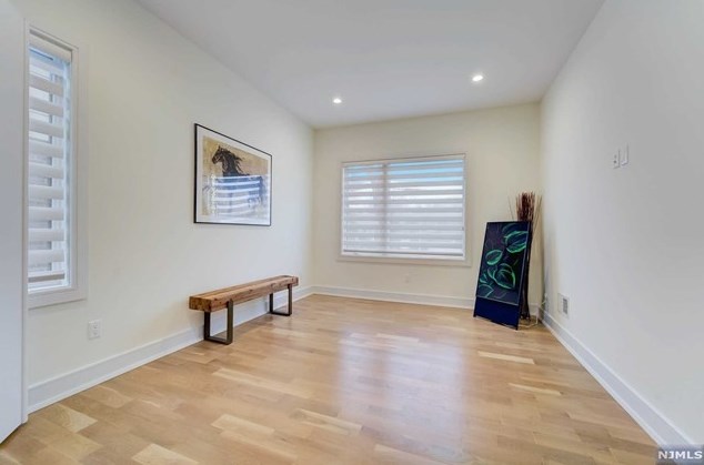 1070 Harvard Pl, West Fort Lee NJ  07024-1630 exterior