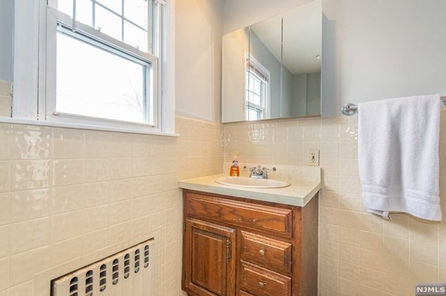 151 Franklin Ave, Saddle Brook NJ  07663-4700 exterior