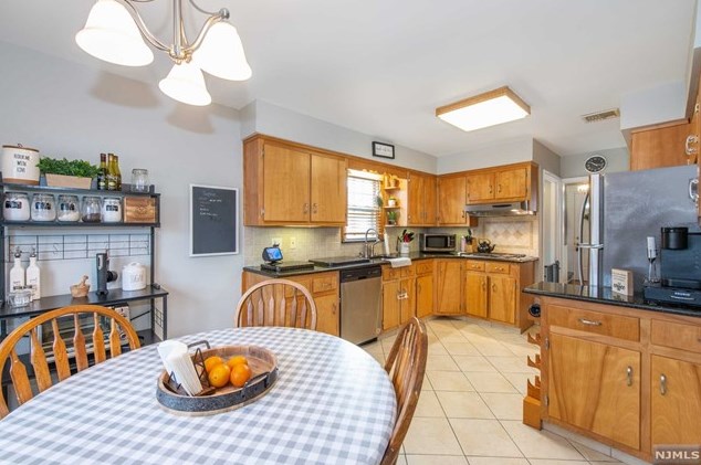 151 Franklin Ave, Saddle Brook NJ  07663-4700 exterior