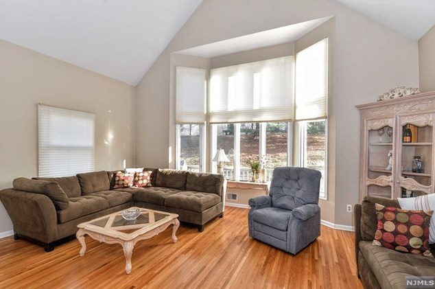 72 Tanager Ct, Wayne NJ  07470-8435 exterior