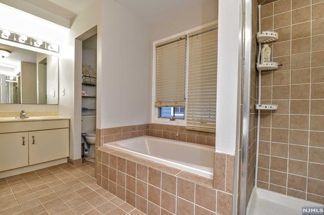 72 Tanager Ct, Wayne NJ  07470-8435 exterior