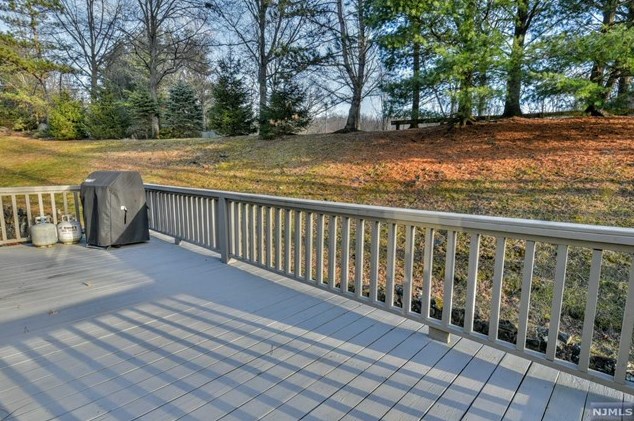 72 Tanager Ct, Wayne NJ  07470-8435 exterior