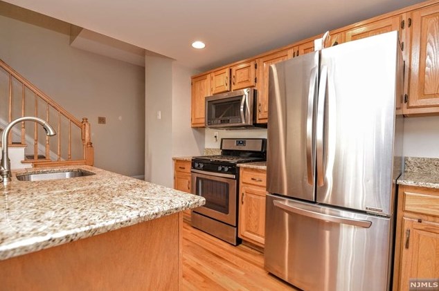 72 Tanager Ct, Wayne NJ  07470-8435 exterior