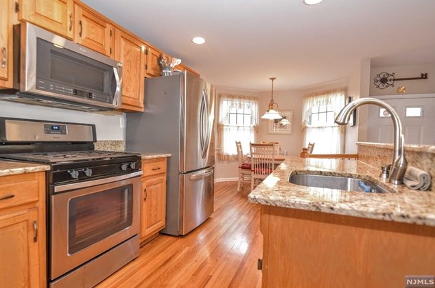 72 Tanager Ct, Wayne NJ  07470-8435 exterior