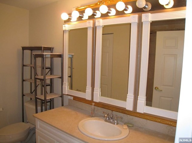 100 Old Palisade Rd, West Fort Lee NJ  07024-7064 exterior