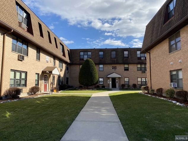 5 End Dr, Secaucus NJ  07094-4043 exterior