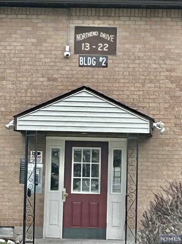 18 End Dr, Secaucus NJ  07094-4045 exterior