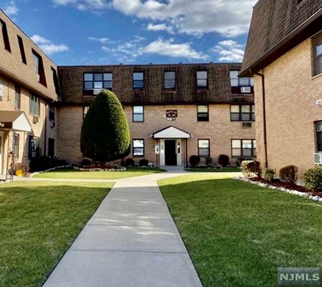 18 End Dr, Secaucus NJ  07094-4043 exterior