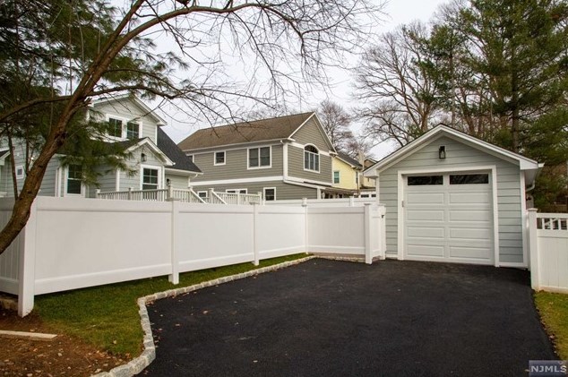 325 Liberty Ave, Hillsdale NJ  07642-2424 exterior