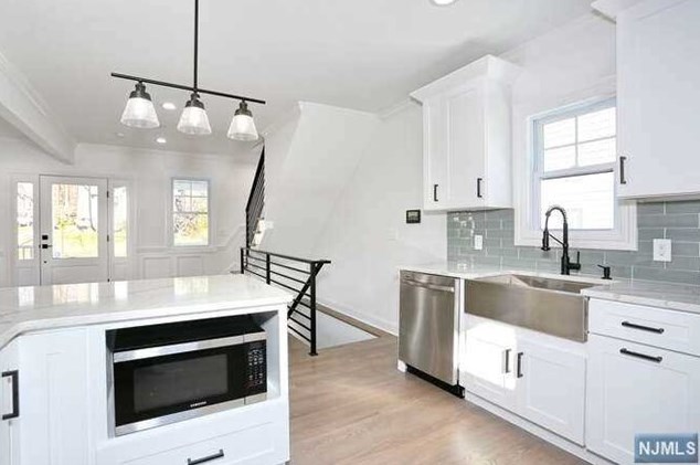 325 Liberty Ave, Hillsdale NJ  07642-2424 exterior