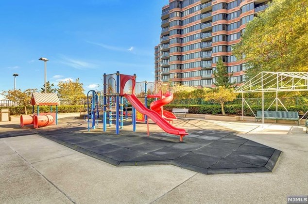 200 Winston Dr, Cliffside Park NJ 07010-3214 exterior