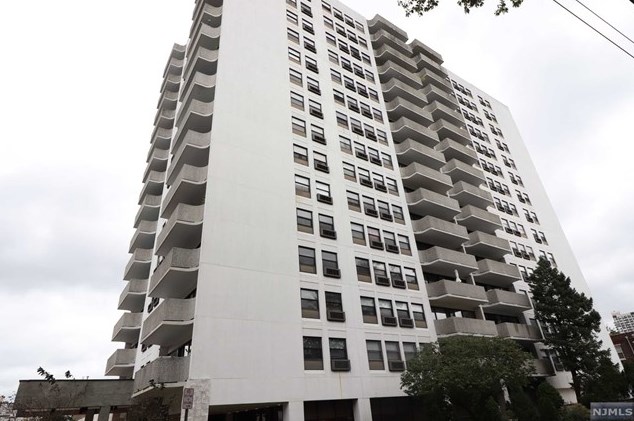 1600 Center Ave, West Fort Lee NJ 07024-4731 exterior