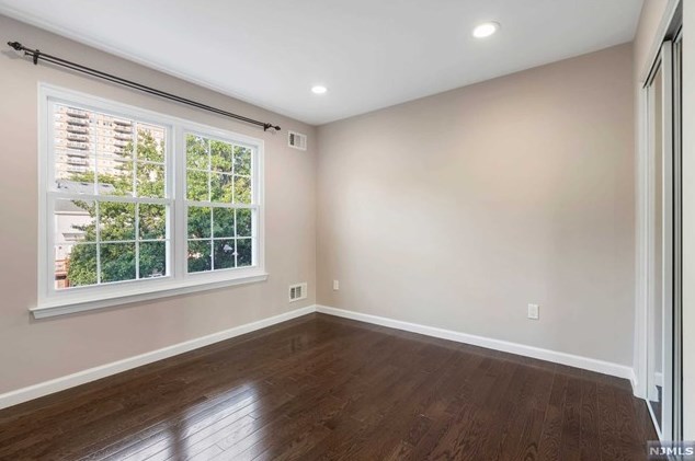 257 Village Circle Dr, West Fort Lee NJ 07024-2109 exterior