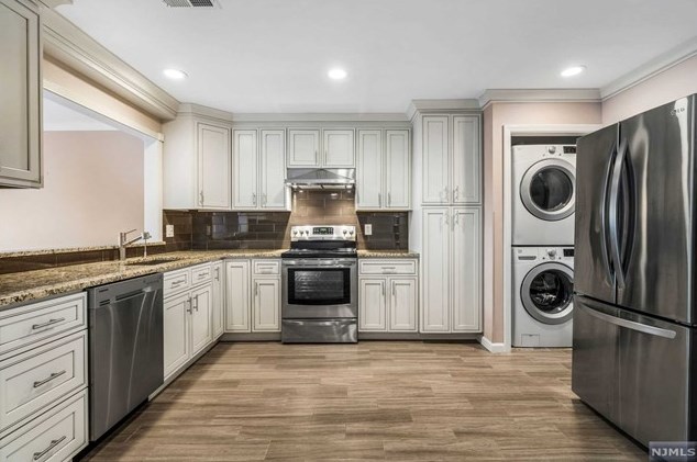 257 Village Circle Dr, West Fort Lee NJ 07024-2109 exterior