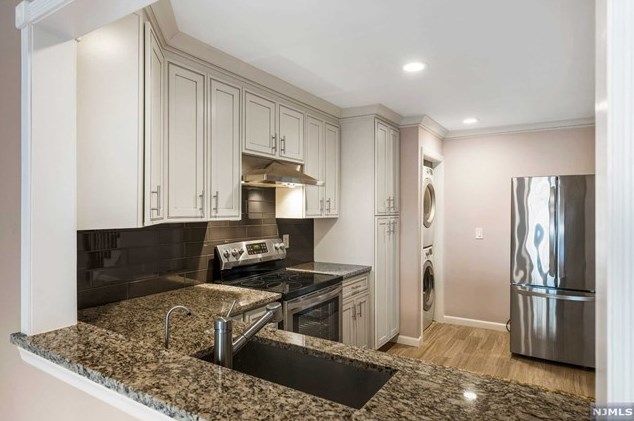 257 Village Circle Dr, West Fort Lee NJ 07024-2109 exterior