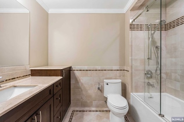 257 Village Circle Dr, West Fort Lee NJ 07024-2109 exterior