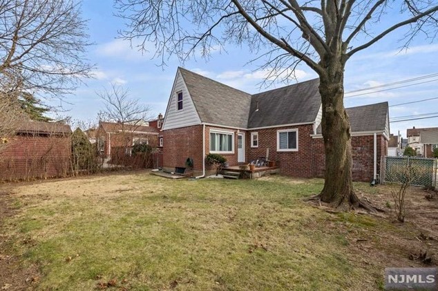 39 Palsa Ave, Elmwood Park NJ  07407-1210 exterior
